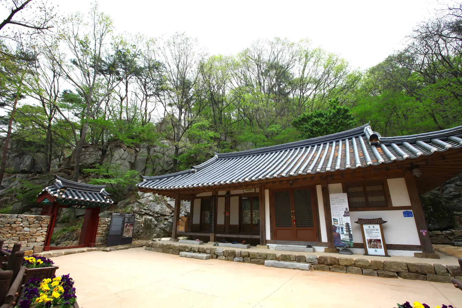 서산 용현리 마애여래삼존상 1